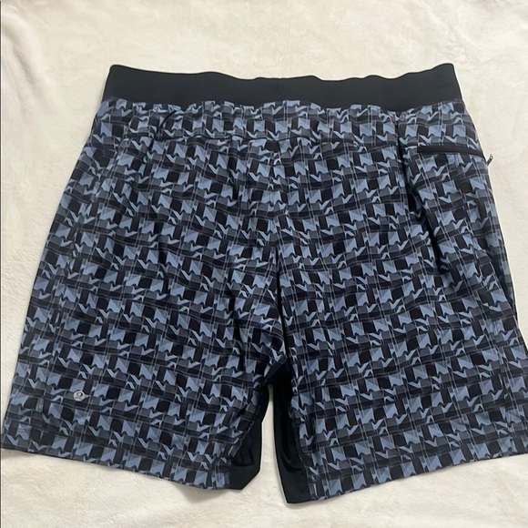 lululemon athletica Black and Blue Patterned Men Shorts - Picture 3 of 8